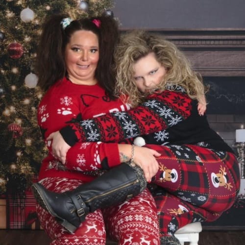 Best Friends Get In The Festive Spirit With Hilarious '80s-Inspired  Christmas Photoshoot