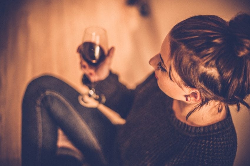 11 Things Socially Anxious Women Are Thinking At Parties
