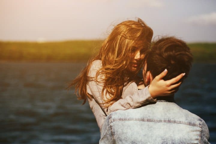 couple kissing water